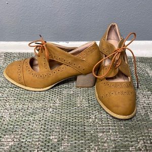 Vintage inspired mustard brown heels